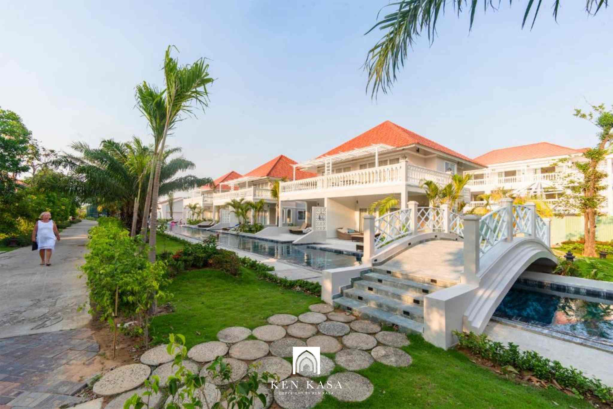 Biệt thự nh&igrave;n ra hồ bơi